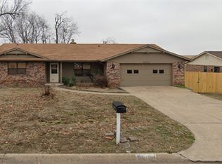 1613 S 14th St, Bentonville, AR 72712