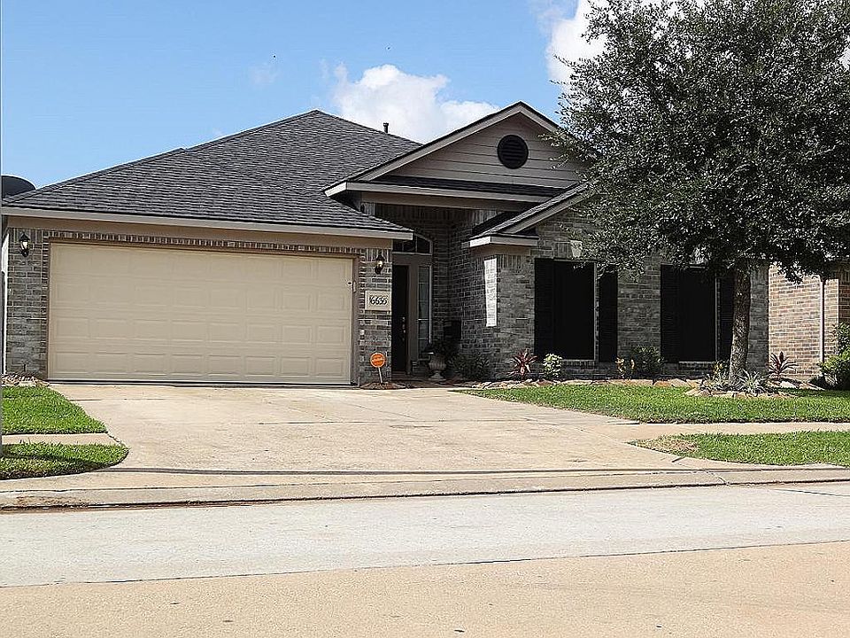 Awesome one story home in Cypress Point with Pool!