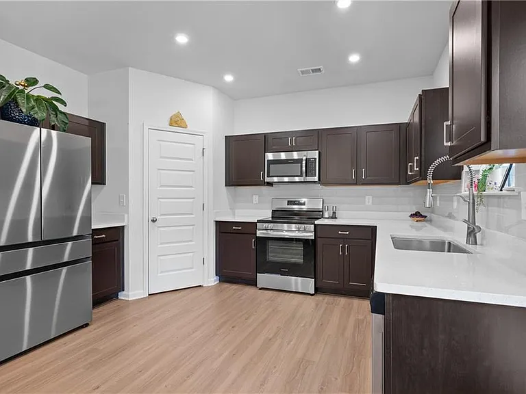 229 Dupont Dr — Photo 8