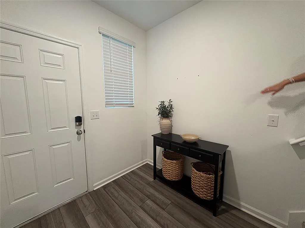 3 bed, 2.5 bath, 1386 sqft, $2,200 — Photo 3
