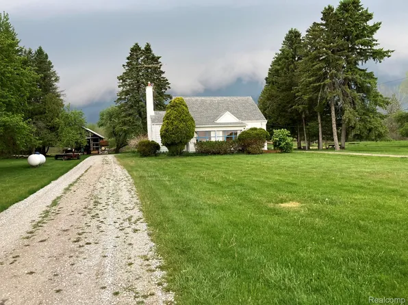 5893 Cribbins Rd, Avoca, MI 48006