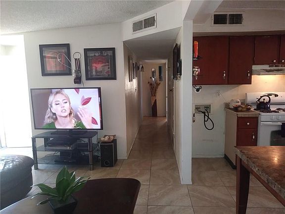 4th image of 251 Maravilla Dr