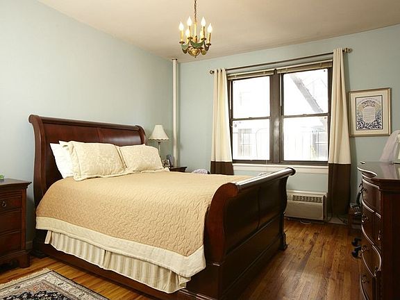 4th image of 240 E 30th St APT 4D