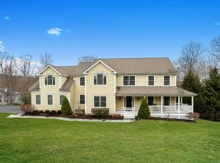 8 Meridian Ridge Dr, Newtown, CT 06470