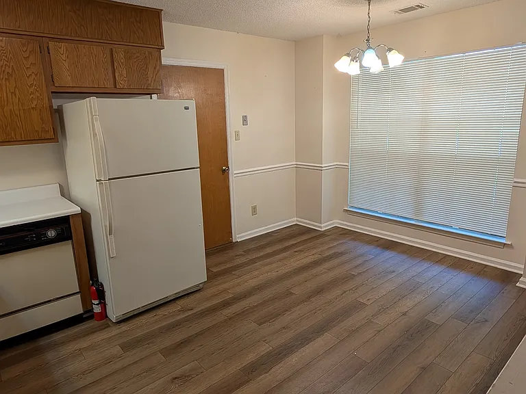 611 S Skinner Ave — Photo 3