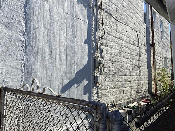 4th image of 109 W Church St