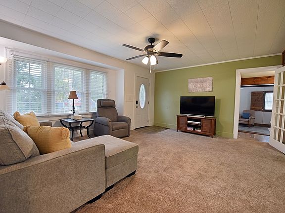 3rd image of 749 Hillcrest Dr
