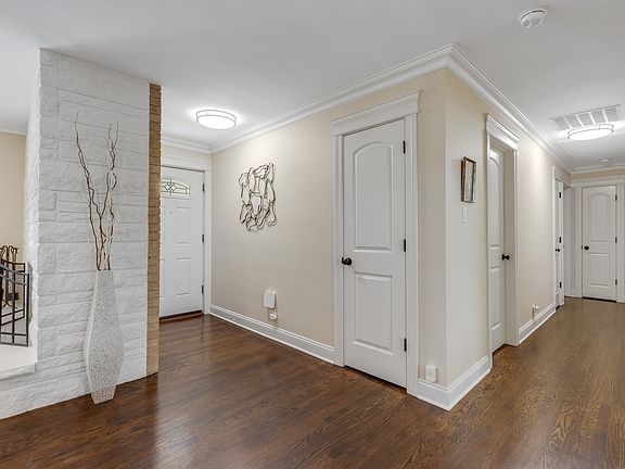 3rd image of 23W050 Hackberry Dr