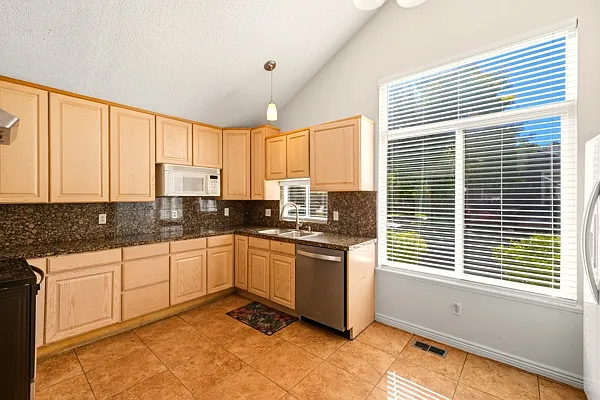3 bed, 2.5 bath, 1680 sqft, $2,795 — Photo 3