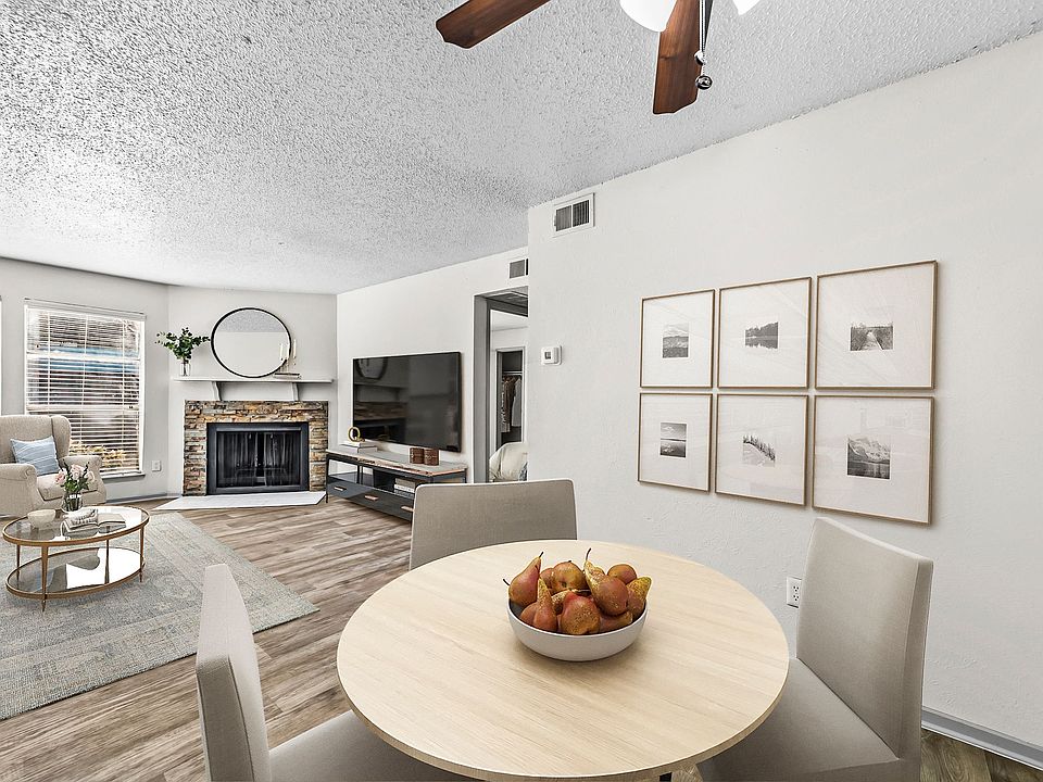 B1 Living Room with Breakfast Nook