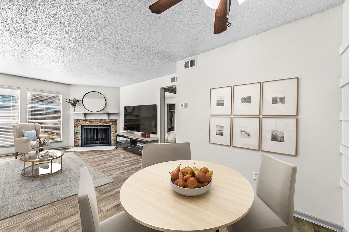 B1 Living Room with Breakfast Nook