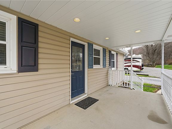 4th image of 11 Madison Dr