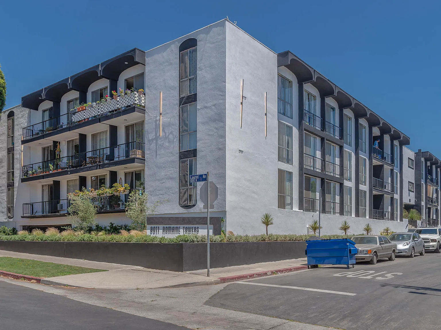 8011 W Romaine St — Photo 2