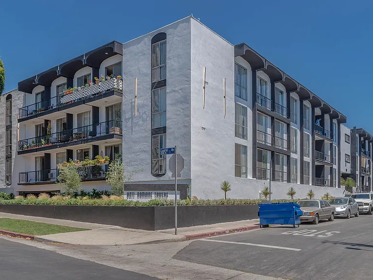 8011 W Romaine St — Photo 2