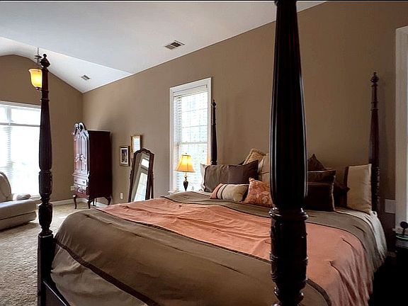 4th image of 411 Chapman St