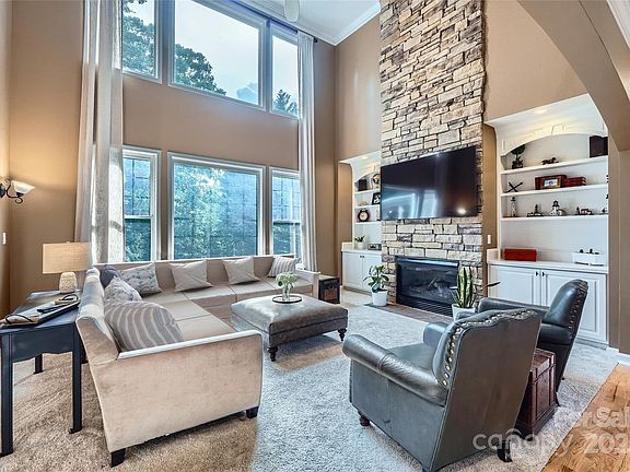 5th image of 2215 Maycroft Dr
