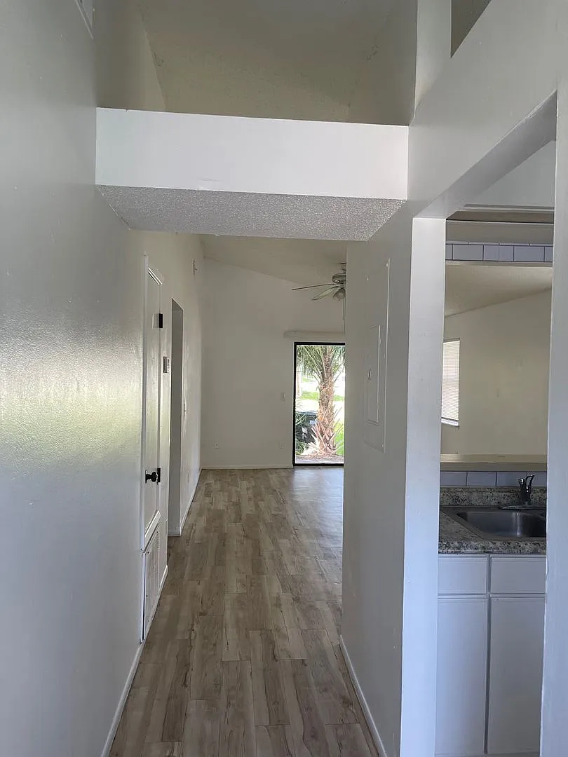 Charming 2 Bedroom Duplex Near UCF Available Now! — Photo 1