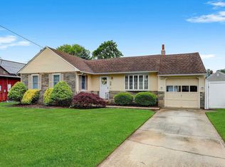 15 Bacon Ln, Babylon, NY 11702
