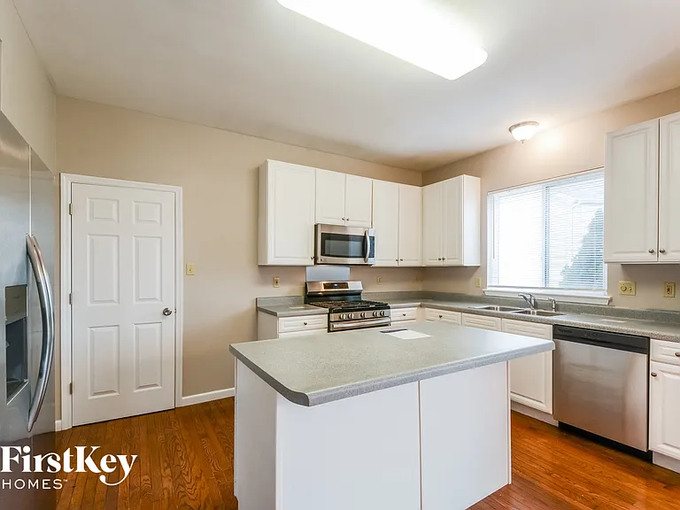 218 Greenshire Ln — Photo 7