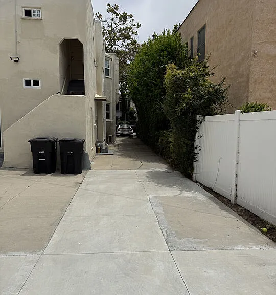 211 S Arnaz Dr #LOWER — Photo 32