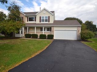 820 Mayberry Ct, Lake In The Hills, IL 60156
