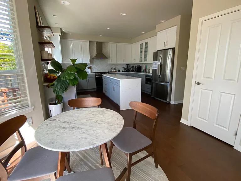 Breakfast nook, next to kitchen