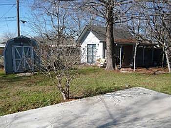 3rd image of 806 Easter Dr