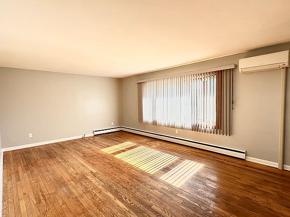 2nd image of 1335 Jeffery St