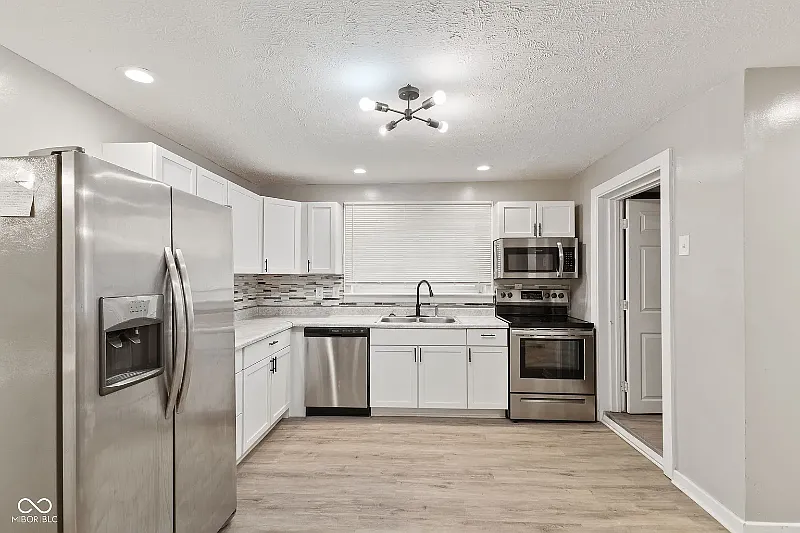 Stylish Downtown Indianapolis Stay - Modern 3 Bedroom with Backyard! — Photo 4