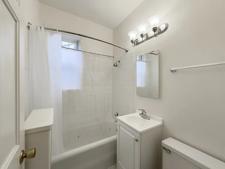 2633 W Ainslie St #4 — Photo 6