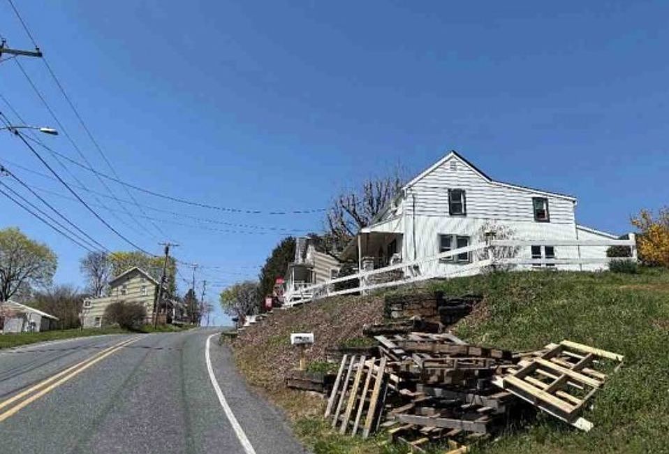 Exterior Neighborhood (street photo)