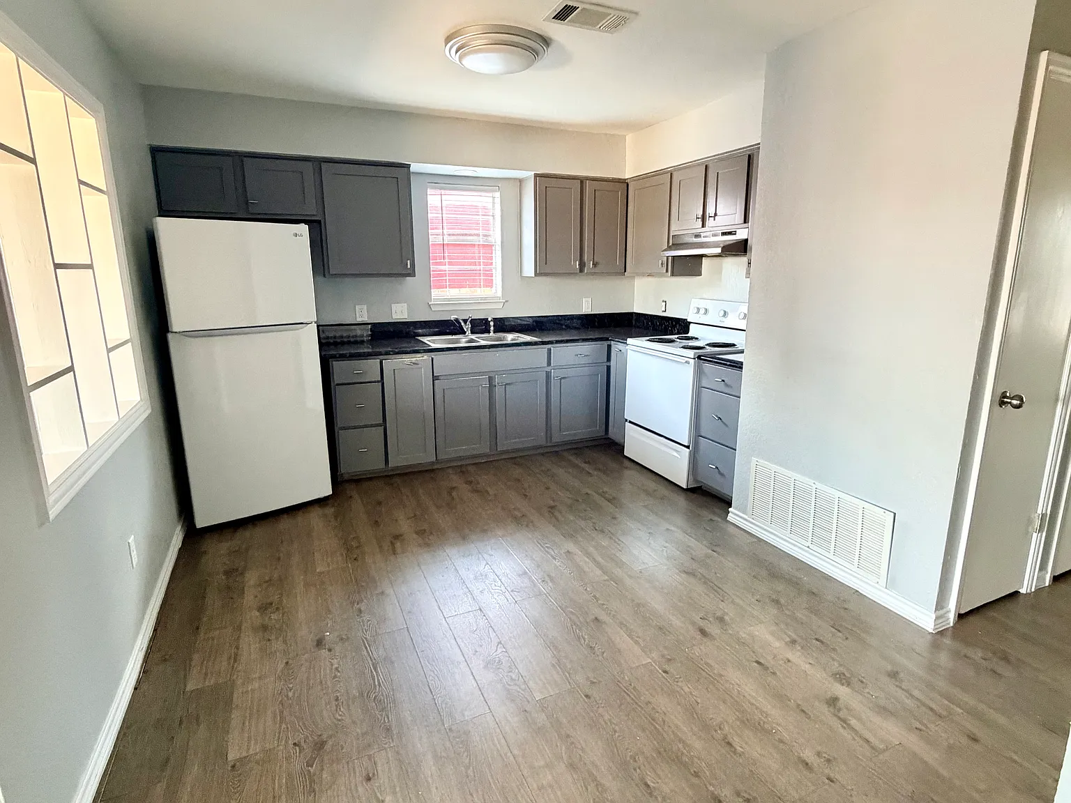 2 bed, $1,600 — Photo 3