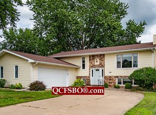 3885 Tam O Shanter Dr N, Bettendorf, IA 52722