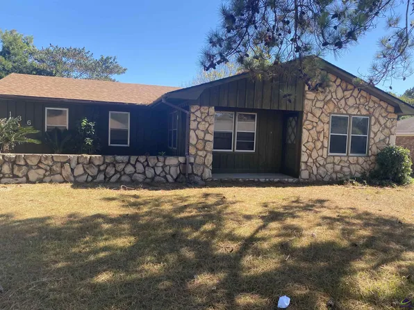 136 Scarborough Rd, Centerville, GA 31028