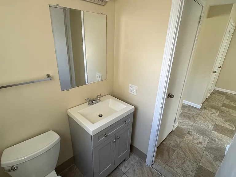 1/2 bathroom (1st fl.)