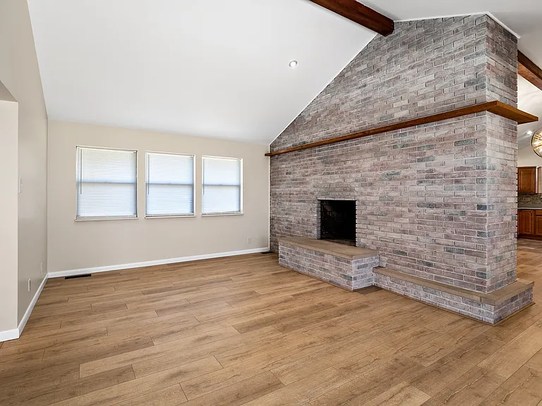 12215 Blackhall Dr — Photo 2