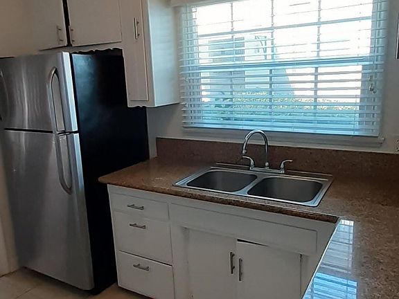 3rd image of 5318 Radford Ave #1