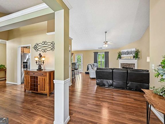2nd image of 207 Overlook Ct