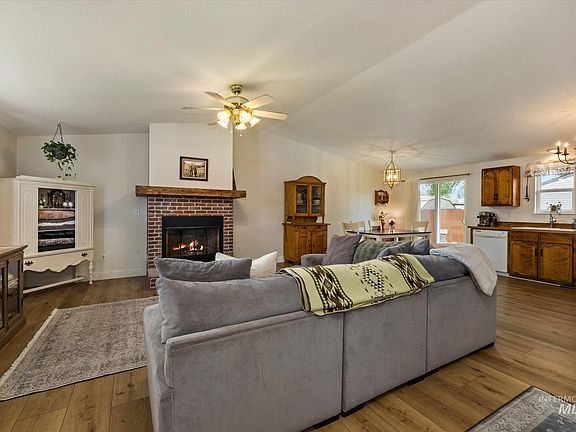 4th image of 1047 W Chateau Ave