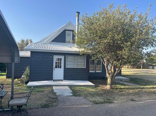 300 Alamo St, Claude, TX 79019