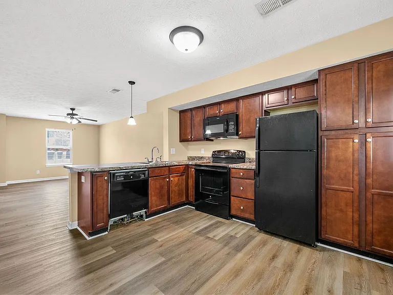 Mccormick Lane-2260 — Photo 11