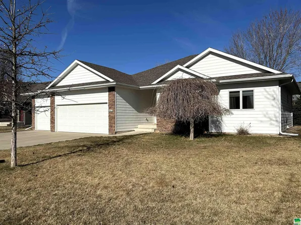 685 Meadowlark Cir, Dakota Dunes, SD 57049