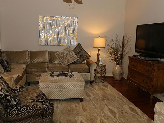 4th image of 10412 W Avenue B