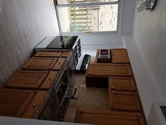 2nd image of 1010 Kingsway Dr APT A