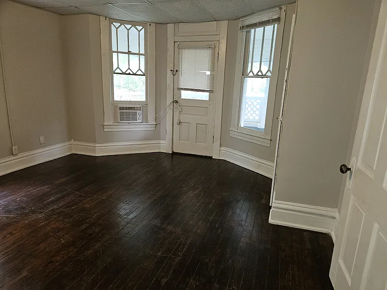 602 W 6th St #C — Photo 8
