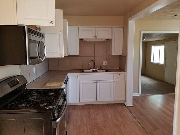 3rd image of 1540 N Monument Ave