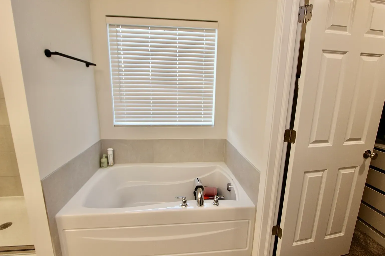 3 bed, 2.5 bath, 2400 sqft, $3,400 — Photo 3