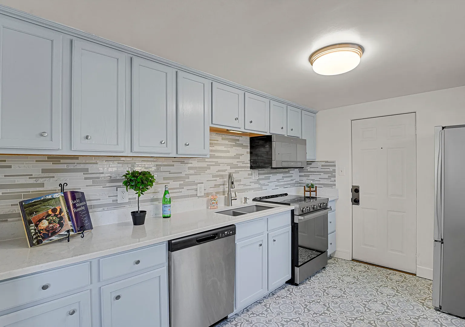 2 bed, 581 sqft, $2,200 — Photo 4