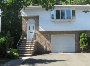 10 Chopek Ln, Waldwick, NJ 07463