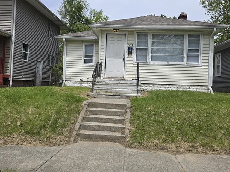 1213 E Donald St — Photo 1